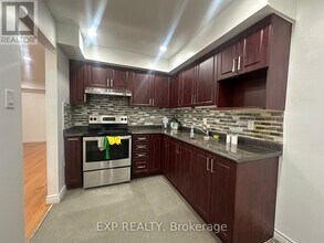 102 Rakewood Crescent in Toronto, ON - Building Photo - Building Photo