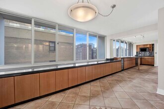 1 E Schiller St in Chicago, IL - Building Photo - Building Photo