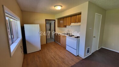304 SW 7th St-Unit -B in Troutdale, OR - Building Photo - Building Photo