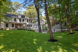 100 Varick Rd in Newton, MA - Foto de edificio - Building Photo