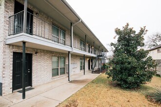 115 Bernard St, Unit 4 in Denton, TX - Building Photo - Building Photo