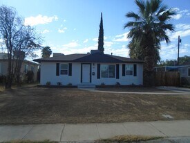 301 Griffiths St in Bakersfield, CA - Building Photo
