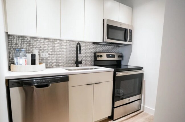 3 E Chestnut St in Chicago, IL - Building Photo - Building Photo