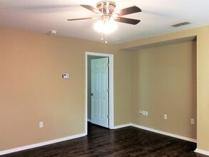 1733 Strathmore Cir in Mount Dora, FL - Foto de edificio - Building Photo