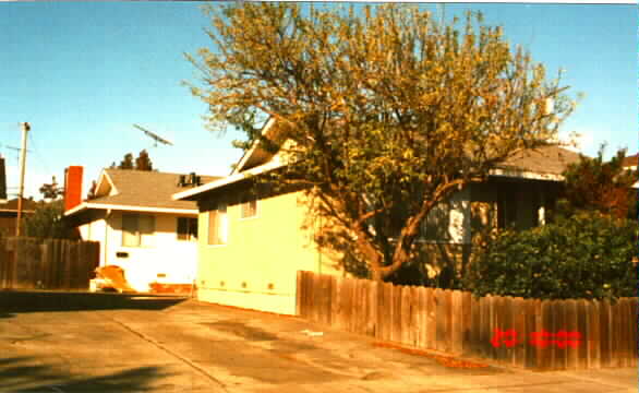 1065-1067 Dodge Dr in Redwood City, CA - Building Photo - Building Photo