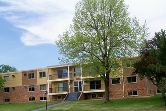 Willow Greens Apartments in Edina, MN - Building Photo - Building Photo