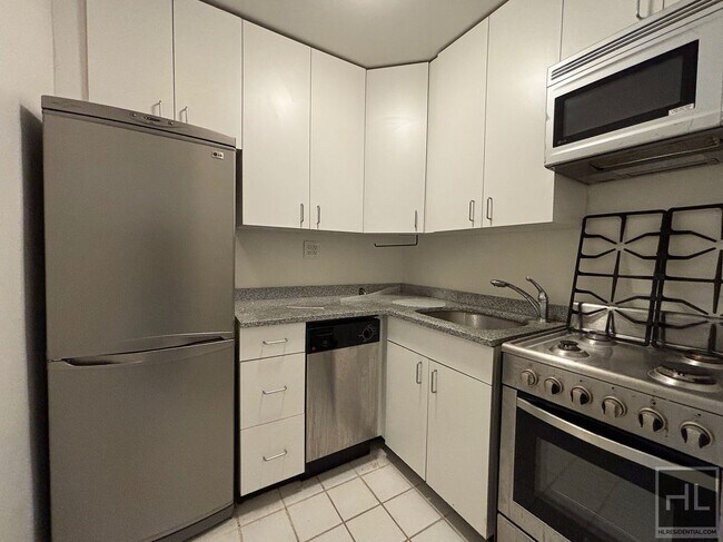 Fourth Avenue, Unit 17P in New York, NY - Building Photo - Building Photo