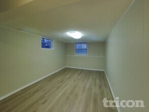 3733 Hillsboro Ave N in Minneapolis, MN - Foto de edificio - Building Photo