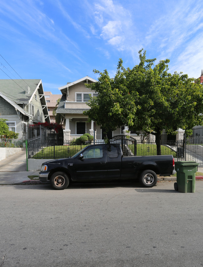 2959 Francis Ave in Los Angeles, CA - Building Photo - Building Photo