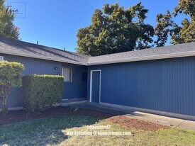 414 49th State Loop in Springfield, OR - Building Photo