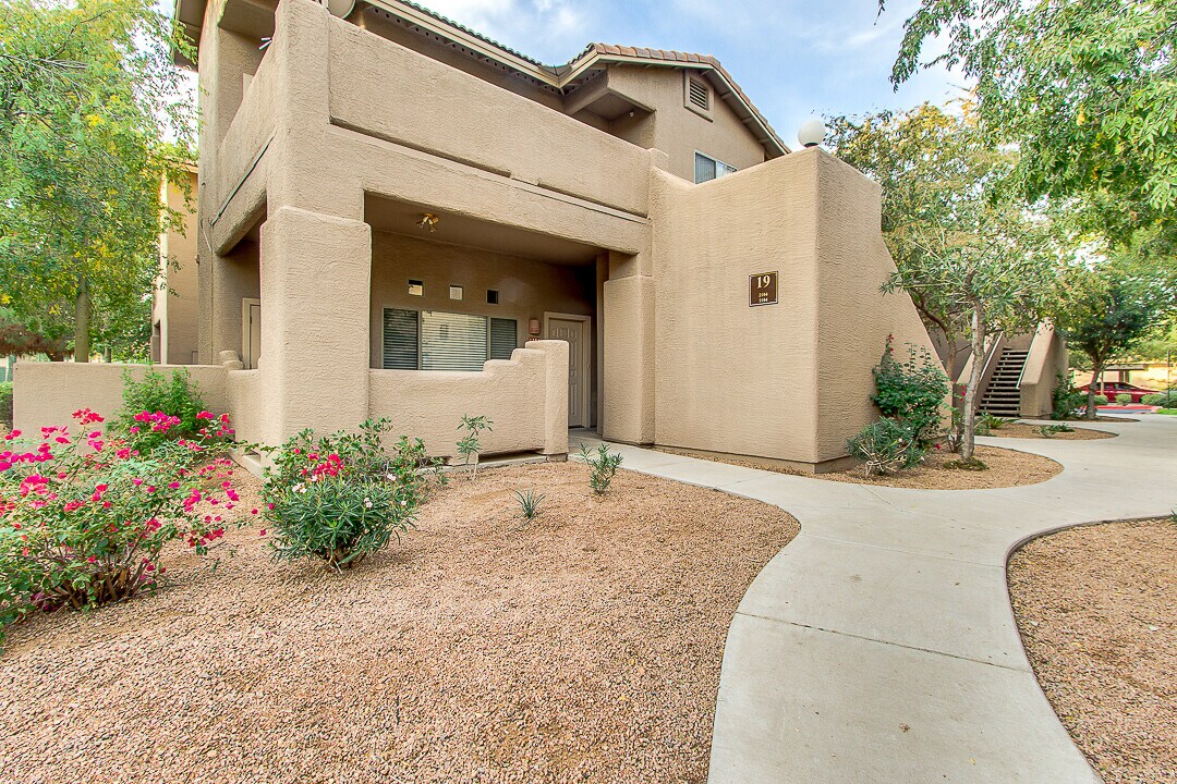 1351 N Pleasant Dr, Unit 1104 in Chandler, AZ - Building Photo