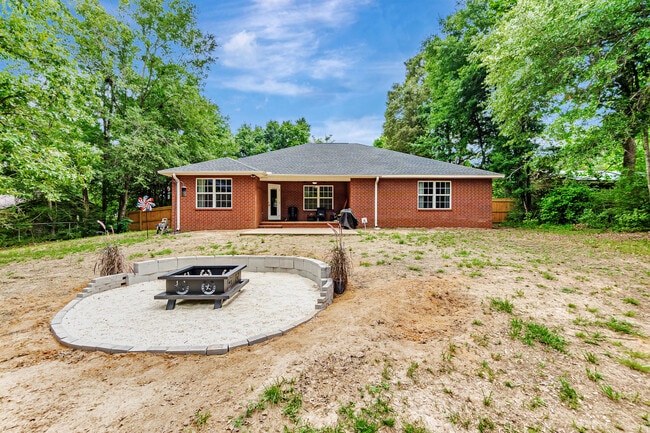 121 Hillwood Dr