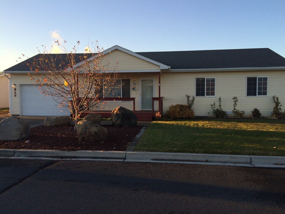 317 5th Ave SE in Ephrata, WA - Building Photo