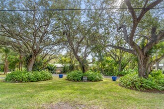 6630 SW 102nd St in Miami, FL - Building Photo - Building Photo