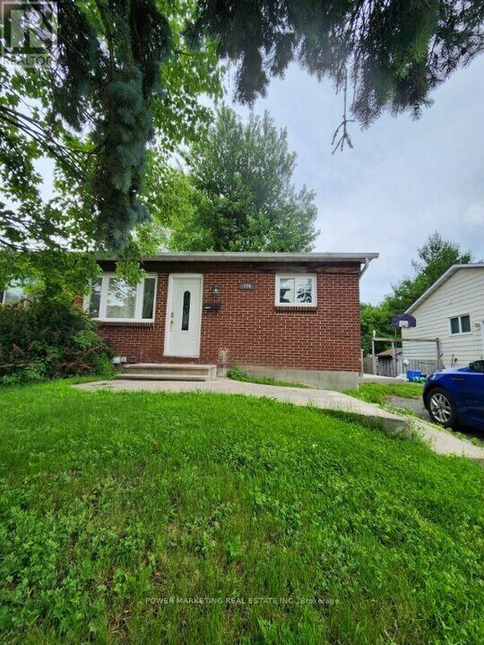 106 Glamorgan Dr in Ottawa, ON - Building Photo