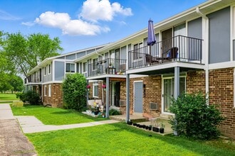 Camelot Apartments in Kenosha, WI - Building Photo - Building Photo
