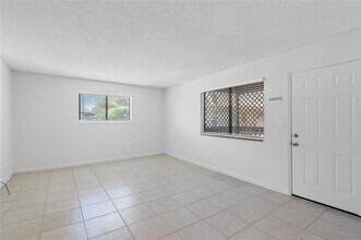 2082 NW 43 Terrace in Lauderhill, FL - Foto de edificio - Building Photo