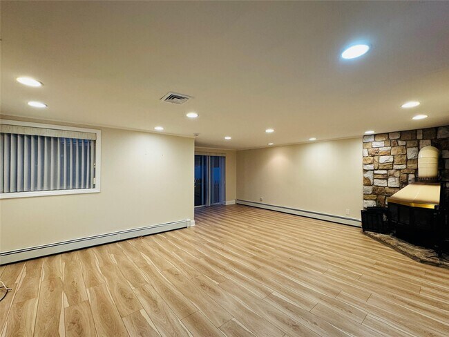 6 Fresno Dr in Plainview, NY - Foto de edificio - Building Photo