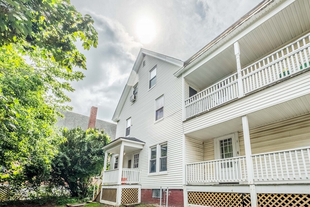 6 Leighton Street in Waterville, ME - Foto de edificio