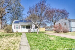 124 Mayflower St in West Hartford, CT - Building Photo