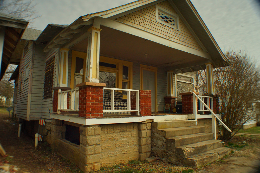 242 E Main St in Hanover, IN - Building Photo