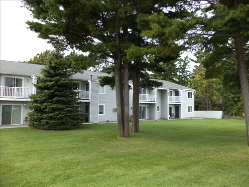 Huron Beach Apartments in Oscoda, MI - Foto de edificio