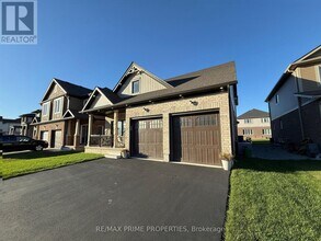 9337 White Oak Ave in Niagara Falls, ON - Building Photo - Building Photo