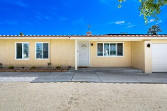 2240 N San Gorgonio Rd in Palm Springs, CA - Building Photo - Building Photo