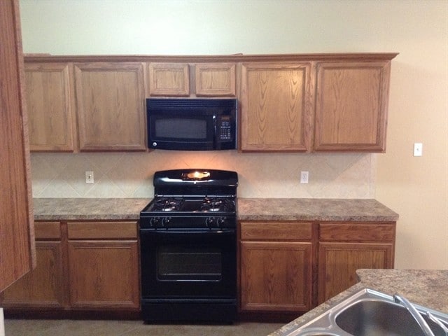 1052 Shadow Glenn Dr in Conroe, TX - Foto de edificio - Building Photo