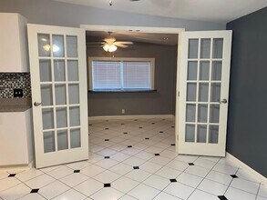 7648 Broadview Dr-Unit -101 in Houston, TX - Building Photo - Building Photo