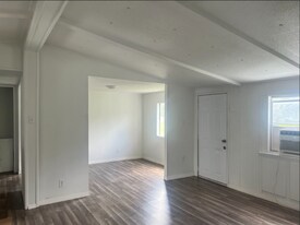 7017 Silver Lake Dr in Palatka, FL - Building Photo