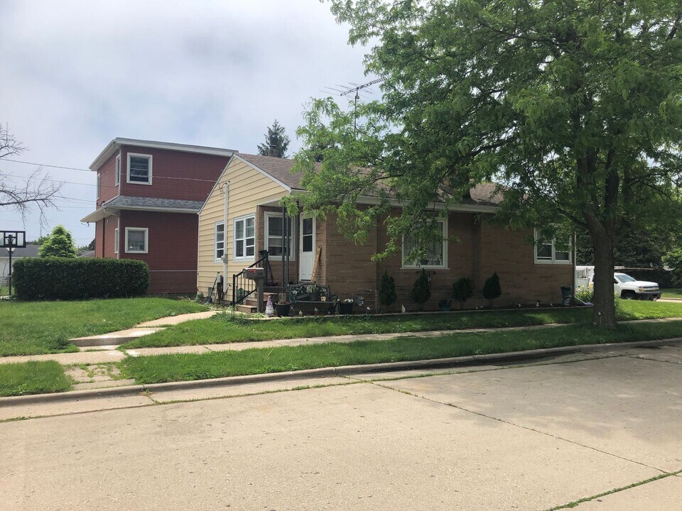 2321 30th St in Kenosha, WI - Building Photo