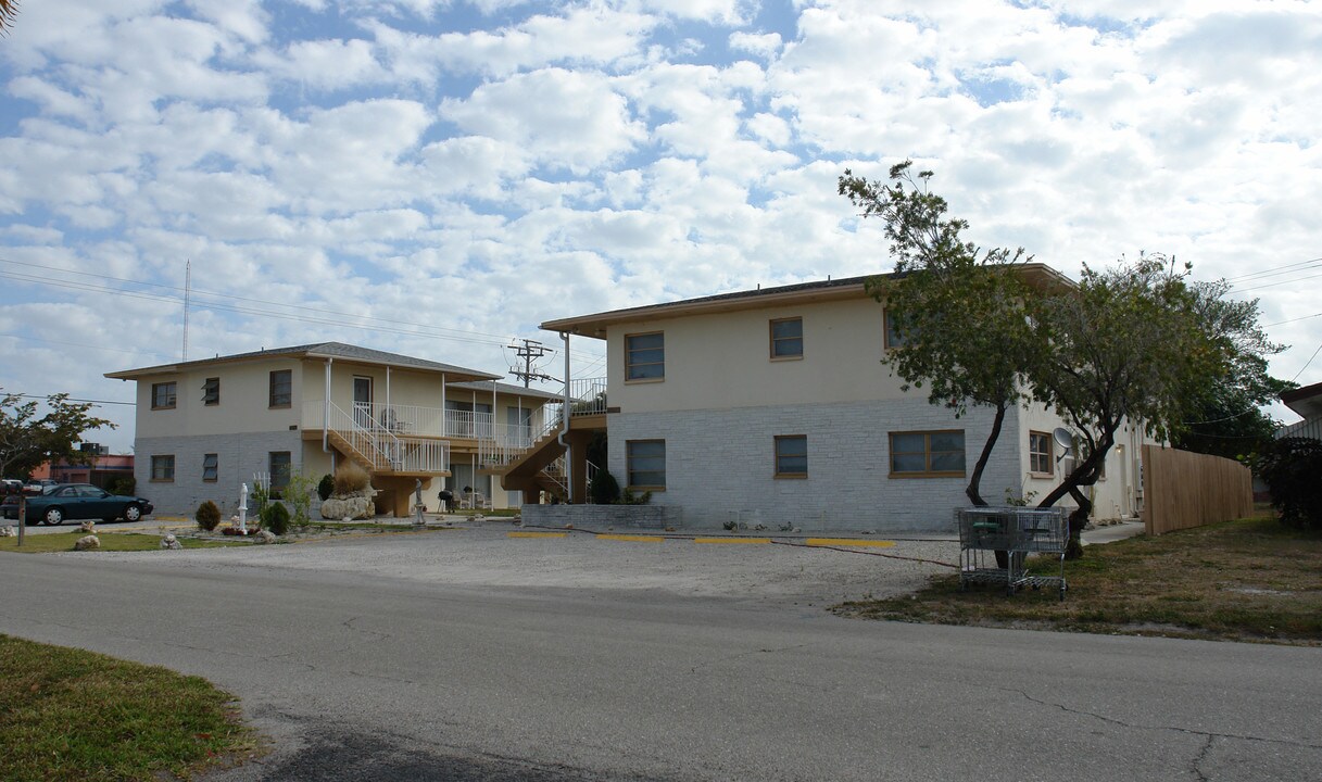 4903 Viceroy St in Cape Coral, FL - Foto de edificio