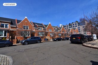 6-24 Renaissance Ct in Brooklyn, NY - Foto de edificio - Building Photo