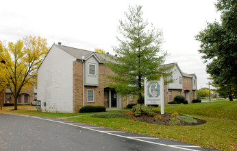 Charleston Place in Columbus, OH - Foto de edificio - Building Photo