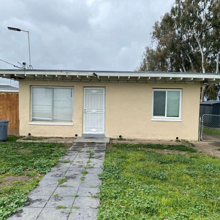 9888 Vidaurri Ln in Hanford, CA - Building Photo