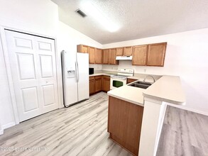 4042 Wilkes Dr in Melbourne, FL - Foto de edificio - Building Photo
