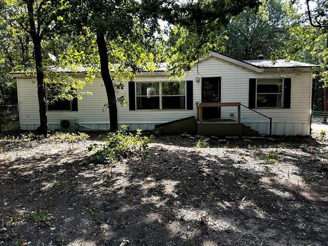 1395 Blackjack Rd in Valley View, TX - Building Photo