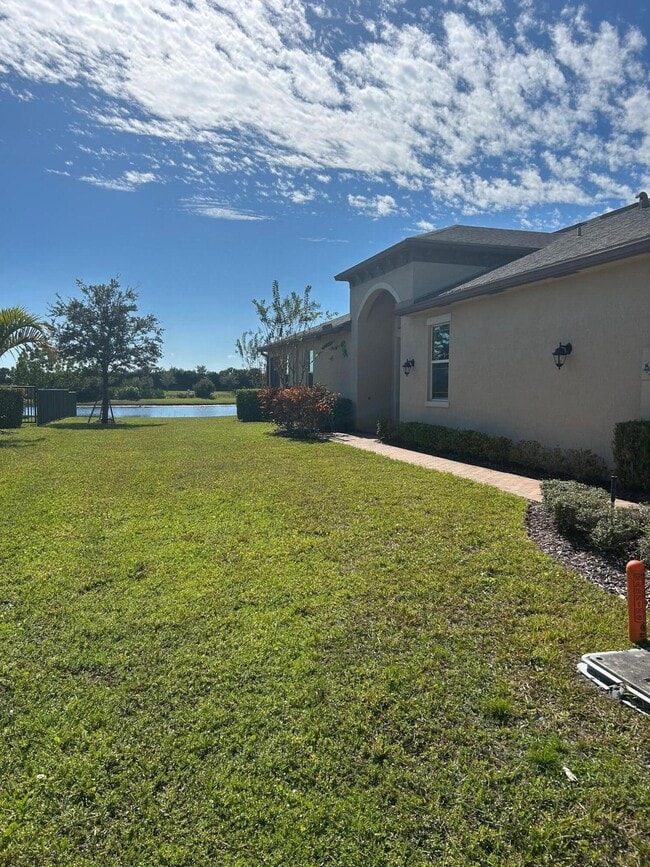 11066 Sunrise Lake Dr in Port St. Lucie, FL - Building Photo - Building Photo