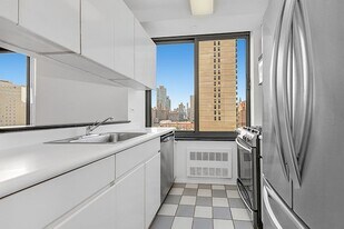 300 E 85th St in New York, NY - Building Photo