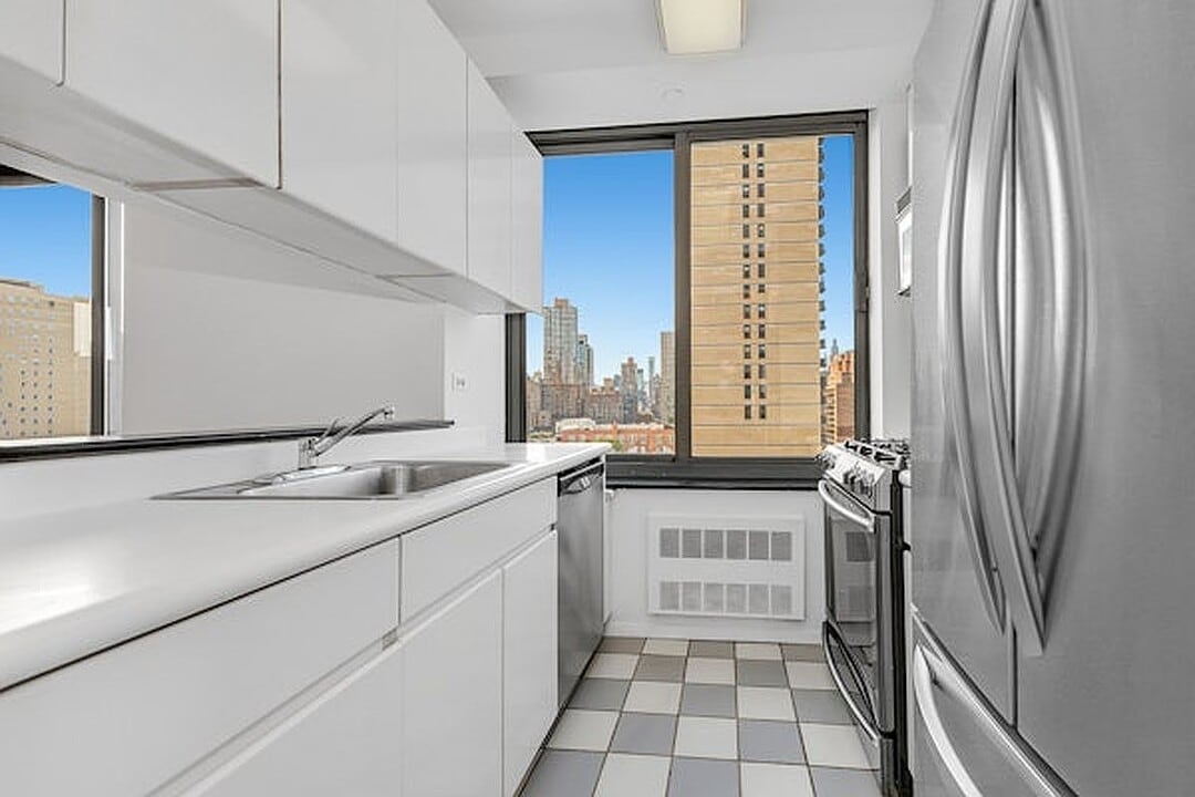 300 E 85th St in New York, NY - Building Photo