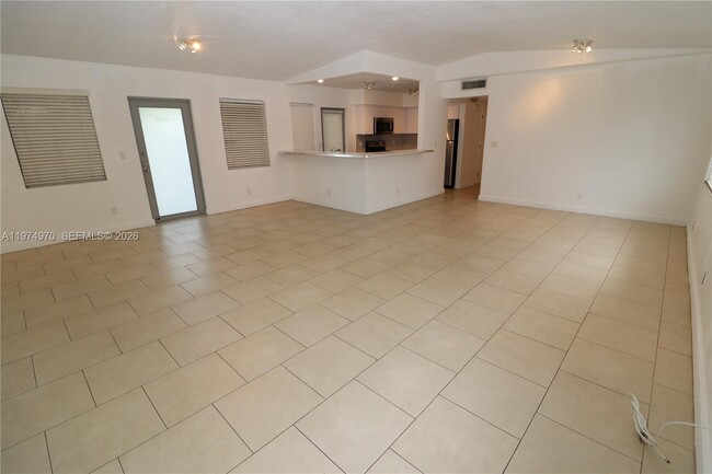 6835 Rue Versailles Dr in Miami Beach, FL - Building Photo - Building Photo