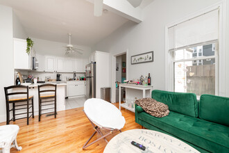 136 W 7th St in Boston, MA - Building Photo - Interior Photo