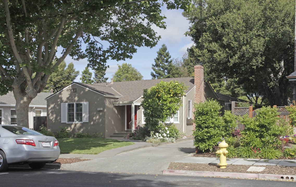 700 Live Oak Ave in Menlo Park, CA - Foto de edificio