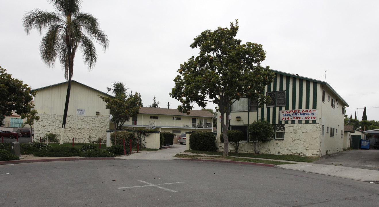 Mayfair Lodge Apartments in Anaheim, CA - Building Photo