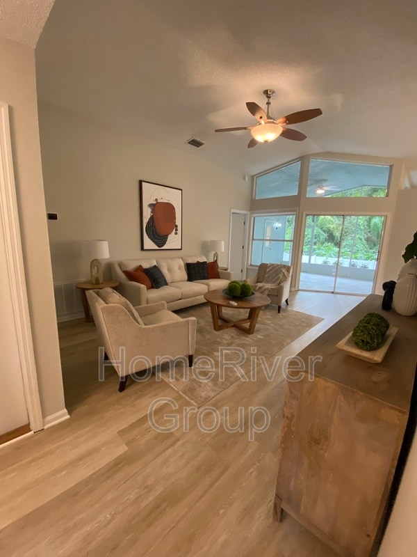 2238 Tinder Ct in Land O Lakes, FL - Foto de edificio - Building Photo