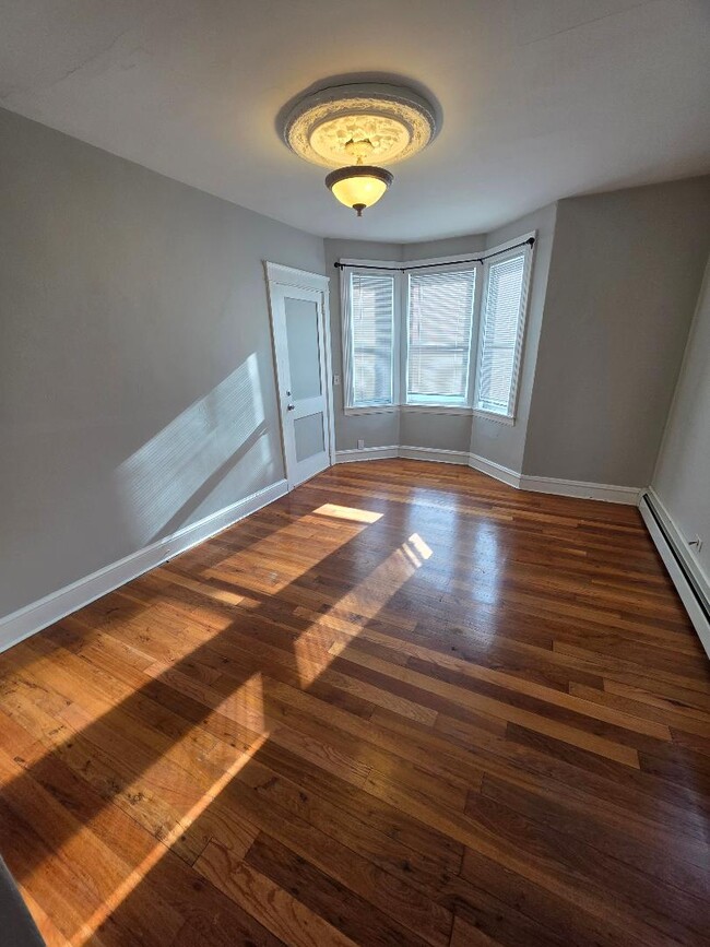 1066 Bedford St, Unit 1 in Fall River, MA - Foto de edificio - Building Photo