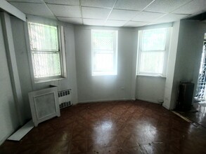 4 E 78th St in New York, NY - Building Photo - Interior Photo