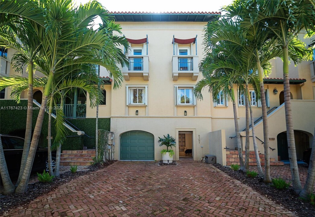 6151 Paradise Point Dr in Palmetto Bay, FL - Building Photo