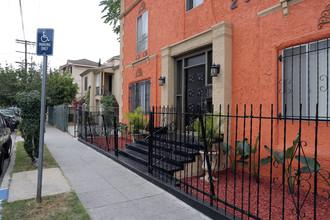 2962 Francis Ave in Los Angeles, CA - Building Photo - Building Photo